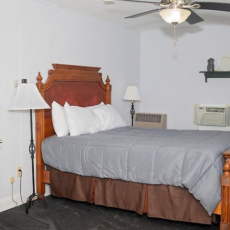 Longhouse Lodge Motel Уоткинс Глен Екстериор снимка