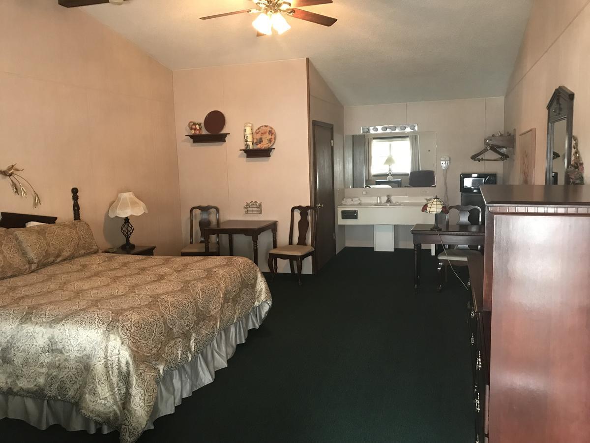 Longhouse Lodge Motel Уоткинс Глен Екстериор снимка
